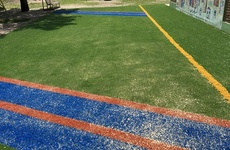 Imagen de El Jardín de Infantes 'El Nogal' colocó césped sintético en el patio de juegos