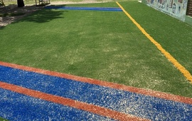 Imagen de El Jardín de Infantes 'El Nogal' colocó césped sintético en el patio de juegos