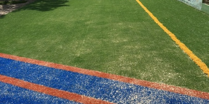 Imagen de El Jardín de Infantes 'El Nogal' colocó césped sintético en el patio de juegos