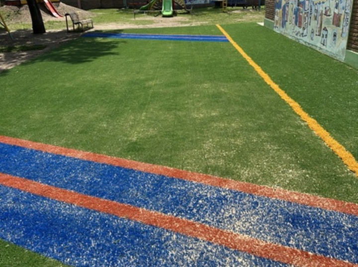 Imagen de El Jardín de Infantes 'El Nogal' colocó césped sintético en el patio de juegos