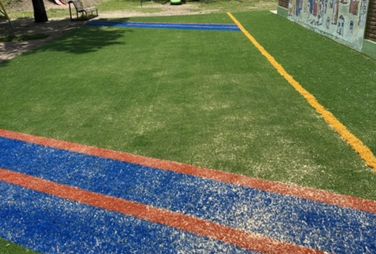 Imagen de El Jardín de Infantes 'El Nogal' colocó césped sintético en el patio de juegos