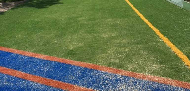 Imagen de El Jardín de Infantes 'El Nogal' colocó césped sintético en el patio de juegos