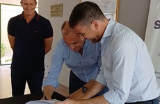 Imagen de Alvear firmó un nuevo acuerdo con Vialidad Provincial para obras hídricas por 64 millones de pesos