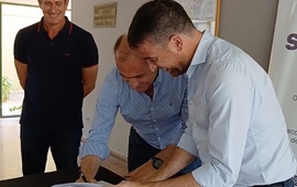 Imagen de Alvear firm&oacute; un nuevo acuerdo con Vialidad Provincial para obras h&iacute;dricas por 64 millones de pesos