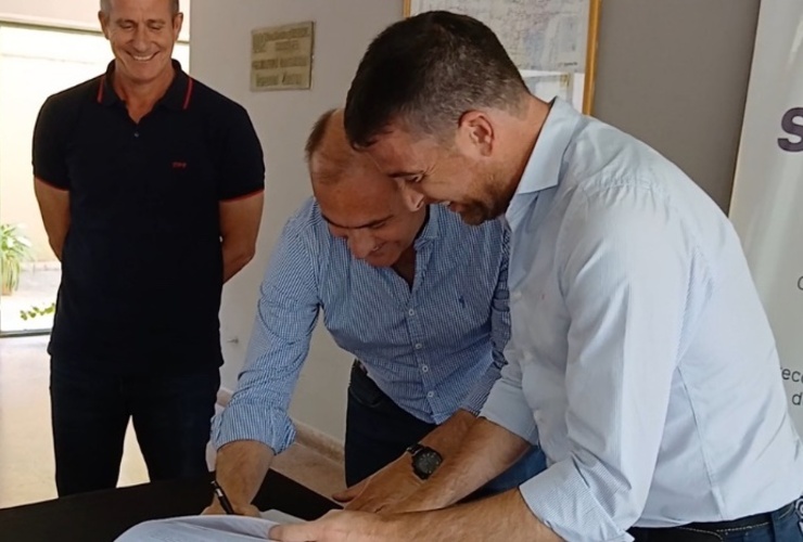 Imagen de Alvear firmó un nuevo acuerdo con Vialidad Provincial para obras hídricas por 64 millones de pesos