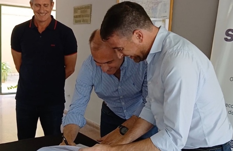 Imagen de Alvear firmó un nuevo acuerdo con Vialidad Provincial para obras hídricas por 64 millones de pesos
