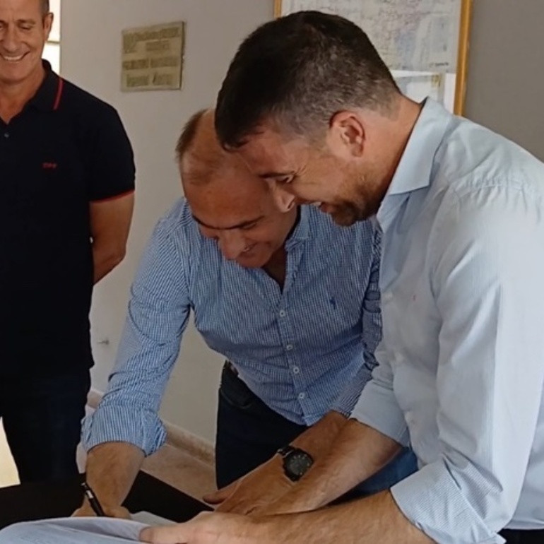 Imagen de Alvear firmó un nuevo acuerdo con Vialidad Provincial para obras hídricas por 64 millones de pesos