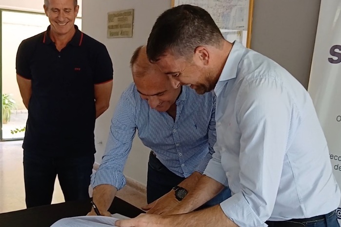 Imagen de Alvear firmó un nuevo acuerdo con Vialidad Provincial para obras hídricas por 64 millones de pesos