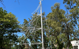 Imagen de Colocaci&oacute;n del 'Arbolito de Navidad' en el Bv. Mansueto Maiorano
