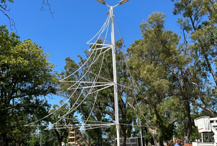 Imagen de Colocación del 'Arbolito de Navidad' en el Bv. Mansueto Maiorano
