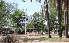 Imagen de Avanza la reubicaci&oacute;n del &Aacute;rbol Navide&ntilde;o en el Boulevard Mansueto Maiorano