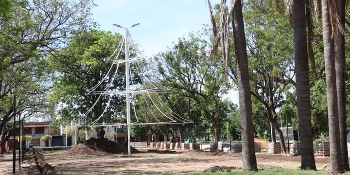 Imagen de Avanza la reubicación del Árbol Navideño en el Boulevard Mansueto Maiorano