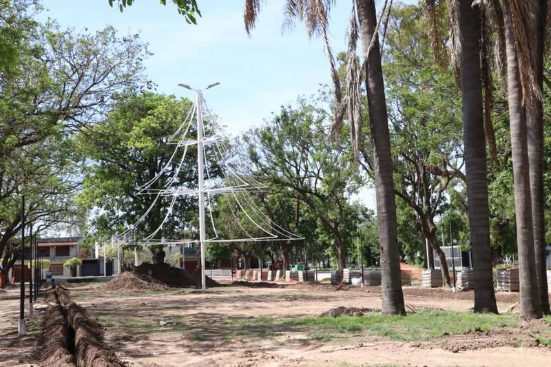 Imagen de Avanza la reubicaci&oacute;n del &Aacute;rbol Navide&ntilde;o en el Boulevard Mansueto Maiorano