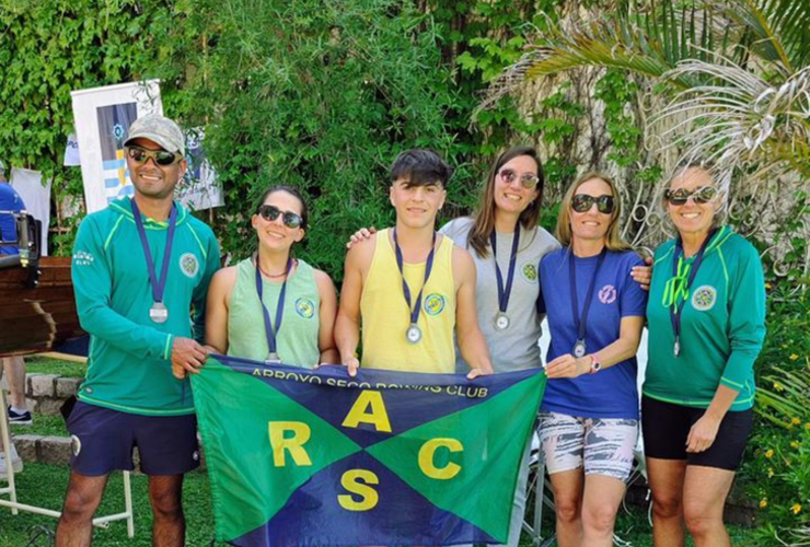 Imagen de Representantes del Rowing Club, fueron 2º puesto en Regata de Remo en Rosario