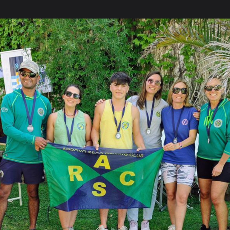 Imagen de Representantes del Rowing Club, fueron 2º puesto en Regata de Remo en Rosario