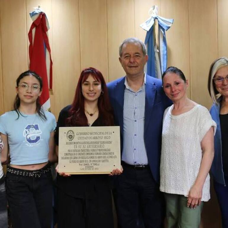 Imagen de Reconocimiento a la Escuela de Danzas Gloria Kazda por sus 30 años de trayectoria