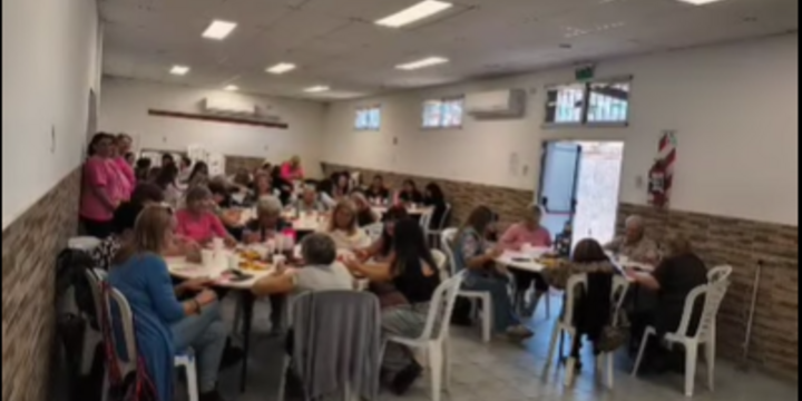 Imagen de Reinas Tejedoras celebraron el mes de las madres con una merienda y bingo solidario
