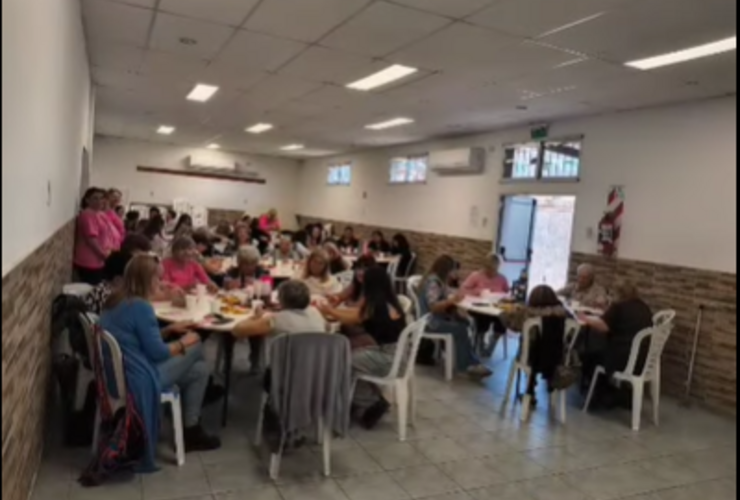 Imagen de Reinas Tejedoras celebraron el mes de las madres con una merienda y bingo solidario