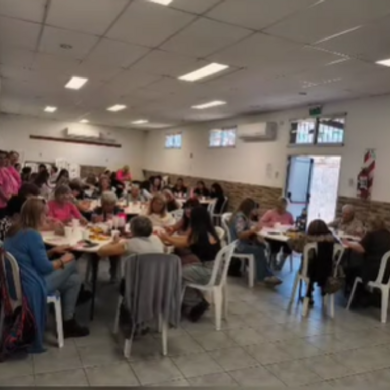 Imagen de Reinas Tejedoras celebraron el mes de las madres con una merienda y bingo solidario