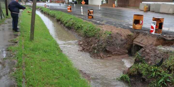 Imagen de Avanzan los trabajos de drenaje pluvial en la curva del Hospital para evitar futuras inundaciones
