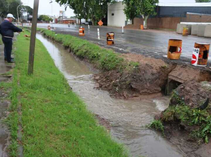 Imagen de Avanzan los trabajos de drenaje pluvial en la curva del Hospital para evitar futuras inundaciones