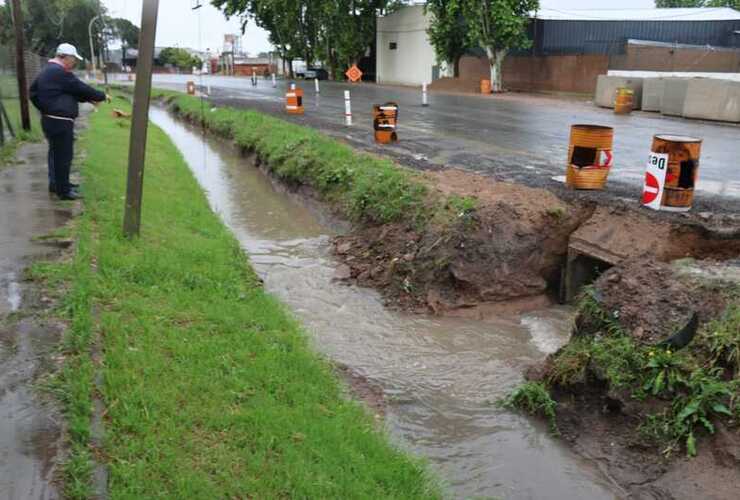 Imagen de Avanzan los trabajos de drenaje pluvial en la curva del Hospital para evitar futuras inundaciones