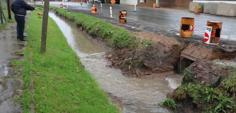 Imagen de Avanzan los trabajos de drenaje pluvial en la curva del Hospital para evitar futuras inundaciones Imagen de Avanzan los trabajos de drenaje pluvial en la curva del Hospital para evitar futuras inundaciones