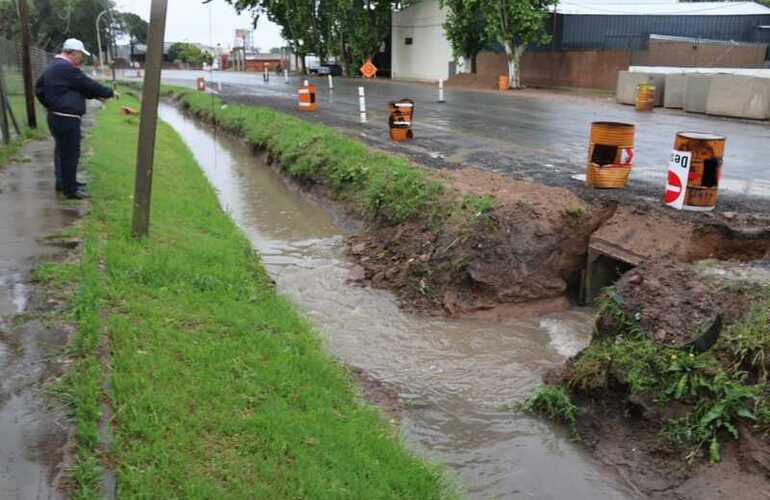 Imagen de Avanzan los trabajos de drenaje pluvial en la curva del Hospital para evitar futuras inundaciones