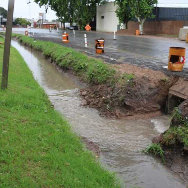Imagen de Avanzan los trabajos de drenaje pluvial en la curva del Hospital para evitar futuras inundaciones