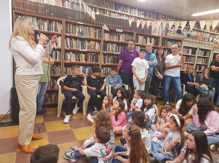 Imagen de Se inauguró la muestra Donde florece la vida del Taller de Arte Acuarela