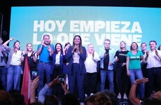 Caren Tepp en el escenario, con todos los actores de Fuerza Patria