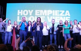 Caren Tepp en el escenario, con todos los actores de Fuerza Patria