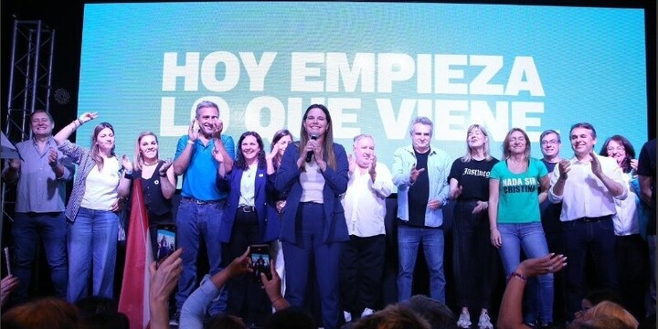 Caren Tepp en el escenario, con todos los actores de Fuerza Patria