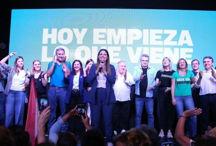 Caren Tepp en el escenario, con todos los actores de Fuerza Patria