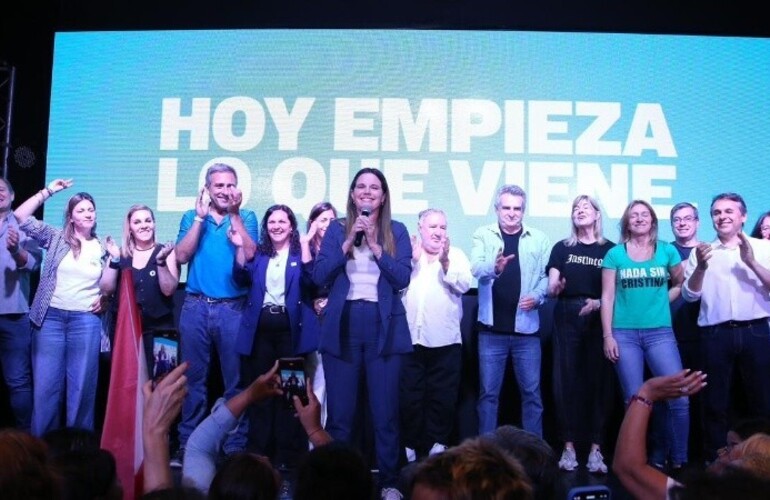Caren Tepp en el escenario, con todos los actores de Fuerza Patria