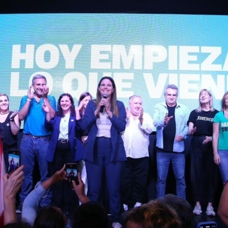 Caren Tepp en el escenario, con todos los actores de Fuerza Patria