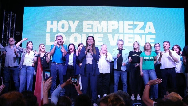 Caren Tepp en el escenario, con todos los actores de Fuerza Patria
