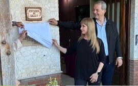 Imagen de Descubrimiento de placa en la Escuela de Danzas �Gloria Kazda� por su 30&deg; aniversario