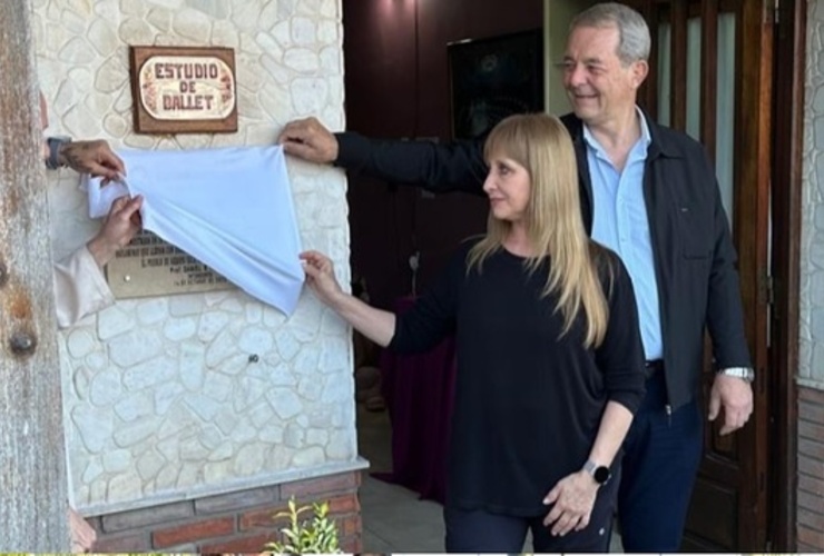 Imagen de Descubrimiento de placa en la Escuela de Danzas Gloria Kazda por su 30° aniversario