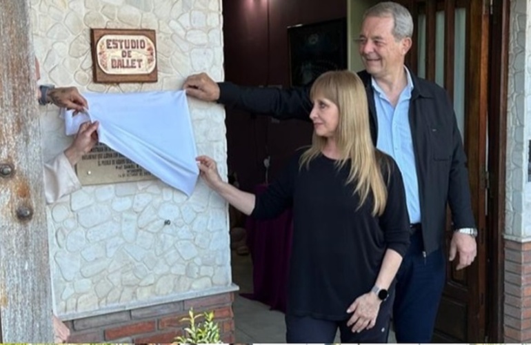 Imagen de Descubrimiento de placa en la Escuela de Danzas Gloria Kazda por su 30° aniversario