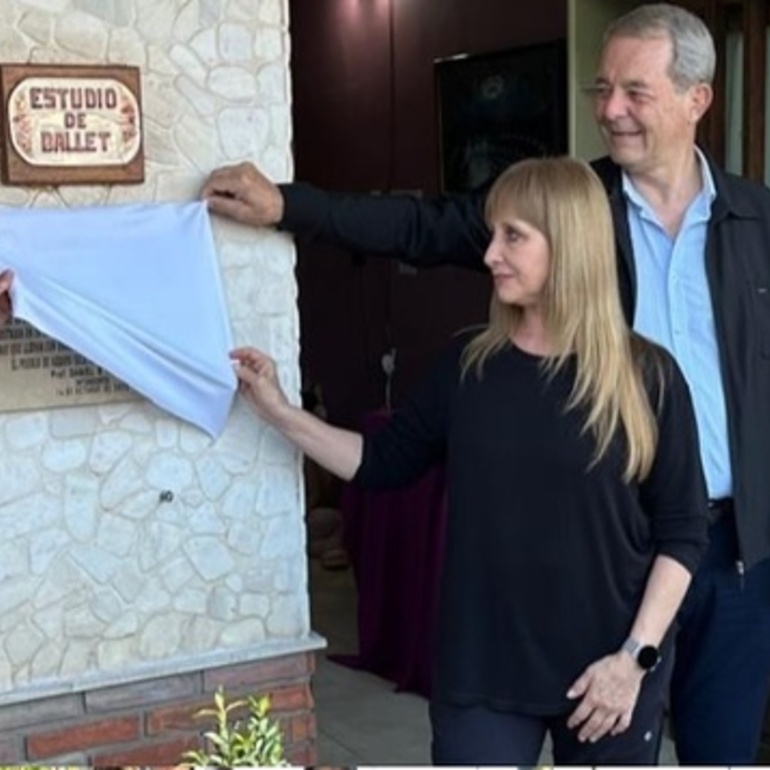 Imagen de Descubrimiento de placa en la Escuela de Danzas Gloria Kazda por su 30° aniversario