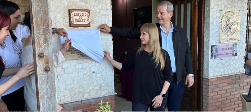 Imagen de Descubrimiento de placa en la Escuela de Danzas �Gloria Kazda� por su 30&deg; aniversario