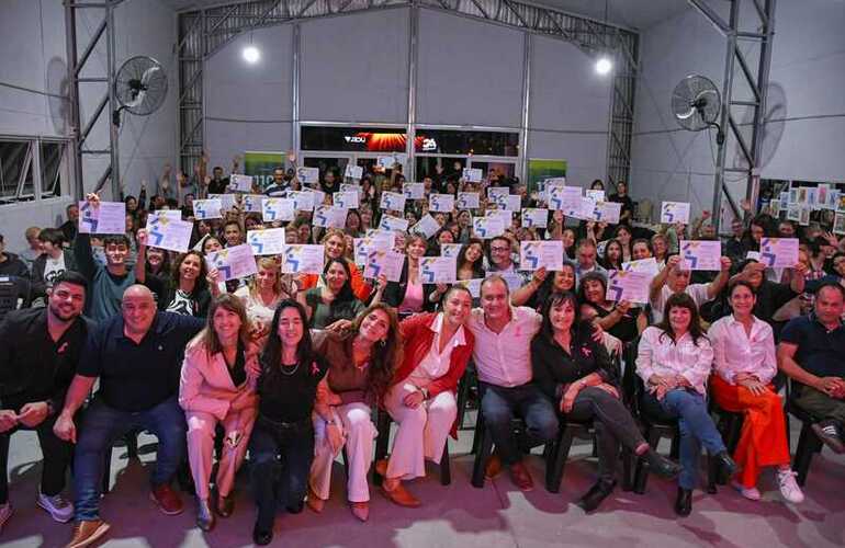 Imagen de Alvear celebró la entrega de Certificados Del Plan E