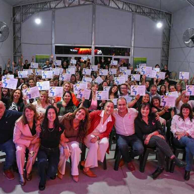 Imagen de Alvear celebró la entrega de Certificados Del Plan E