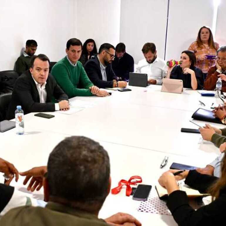 Imagen de Diputados recibieron a trabajadores de algodonera Avellaneda