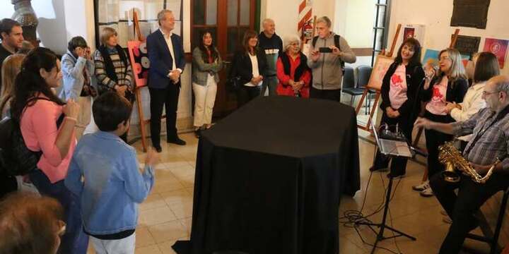 Imagen de Cierre del Octubre Rosa con una muestra artística en el hall municipal