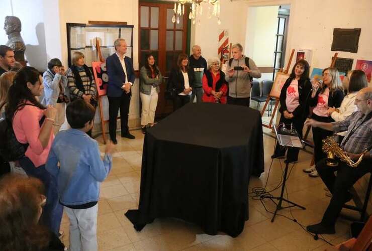Imagen de Cierre del Octubre Rosa con una muestra artística en el hall municipal