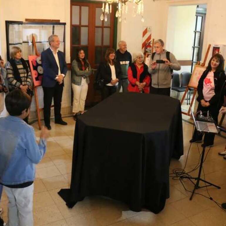 Imagen de Cierre del Octubre Rosa con una muestra artística en el hall municipal