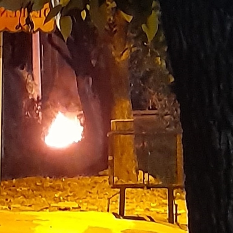 La imagen fue tomada el sábado por la noche.