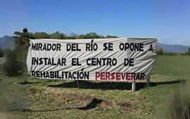 Los vecinos colocaron hace unas semanas atr&aacute;s este cartel en el ingreso al barrio.